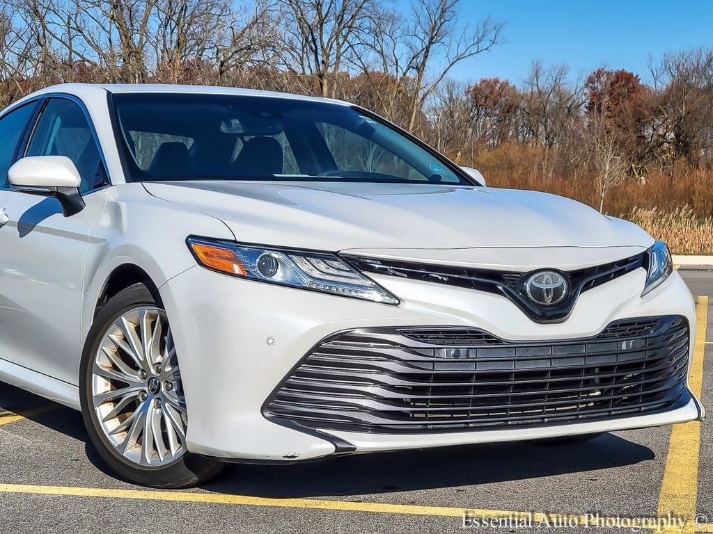 Used 2018 Toyota Camry XLE with VIN 4T1B11HK5JU140469 for sale in Crown Point, IN