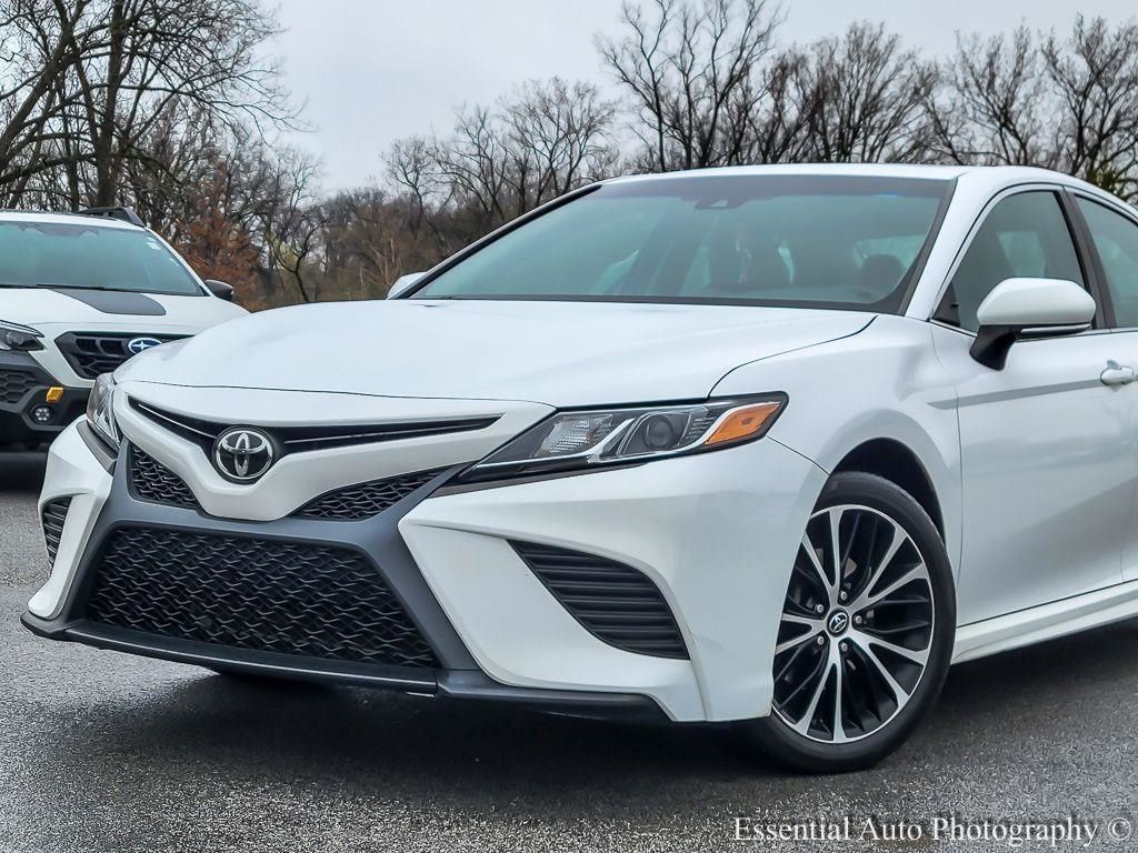 Used 2018 Toyota Camry SE with VIN 4T1B11HK2JU548363 for sale in Crown Point, IN