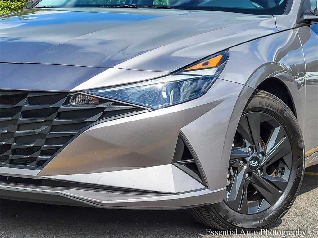 2023 Hyundai Elantra SEL photo 3