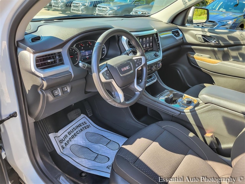 2023 GMC ACADIA - Image 9