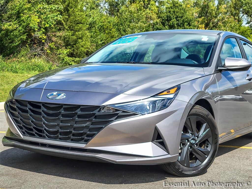 2023 Hyundai Elantra SEL photo 2