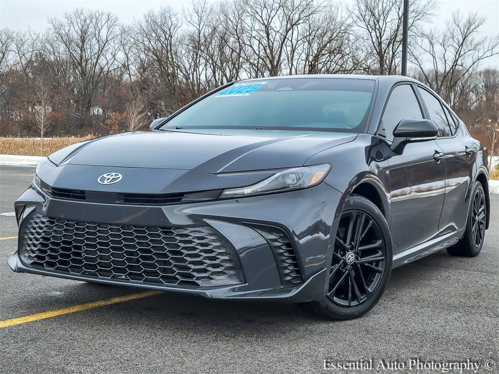 2025 Toyota Camry SE's photo