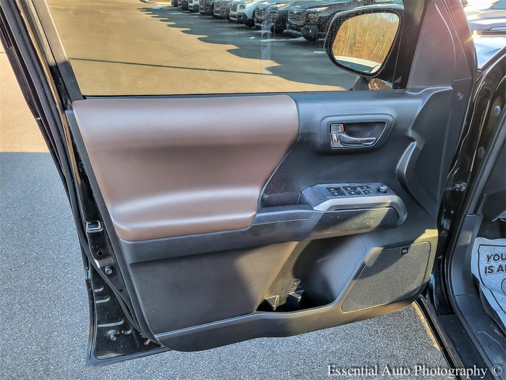 2017 TOYOTA TACOMA - Image 24