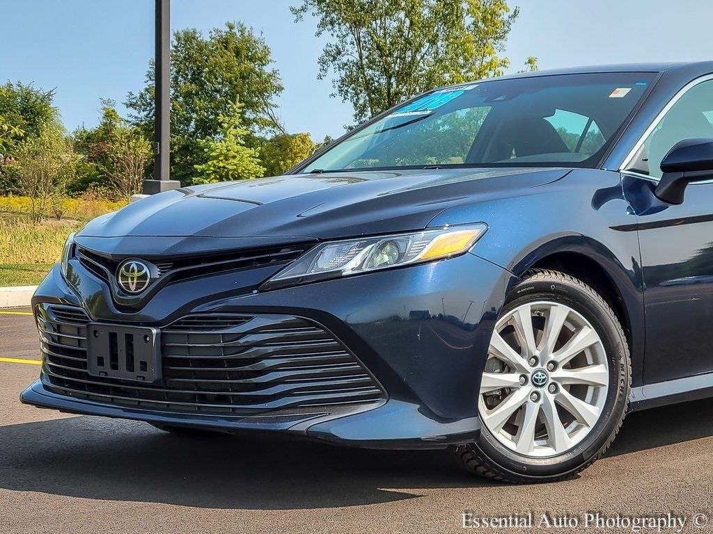 Used 2018 Toyota Camry LE with VIN 4T1B11HK5JU674037 for sale in Schererville, IN