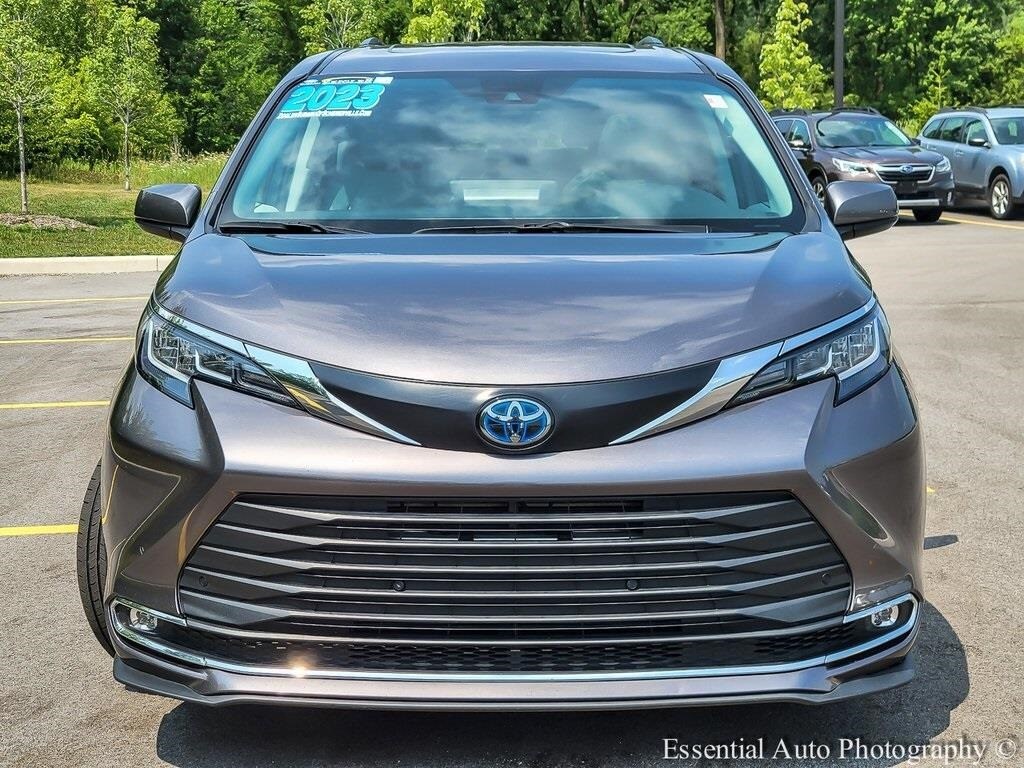 2023 Toyota Sienna XLE photo 3
