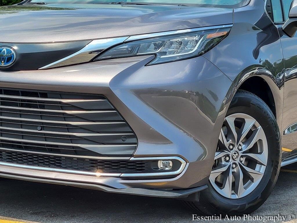 2023 Toyota Sienna XLE photo 2