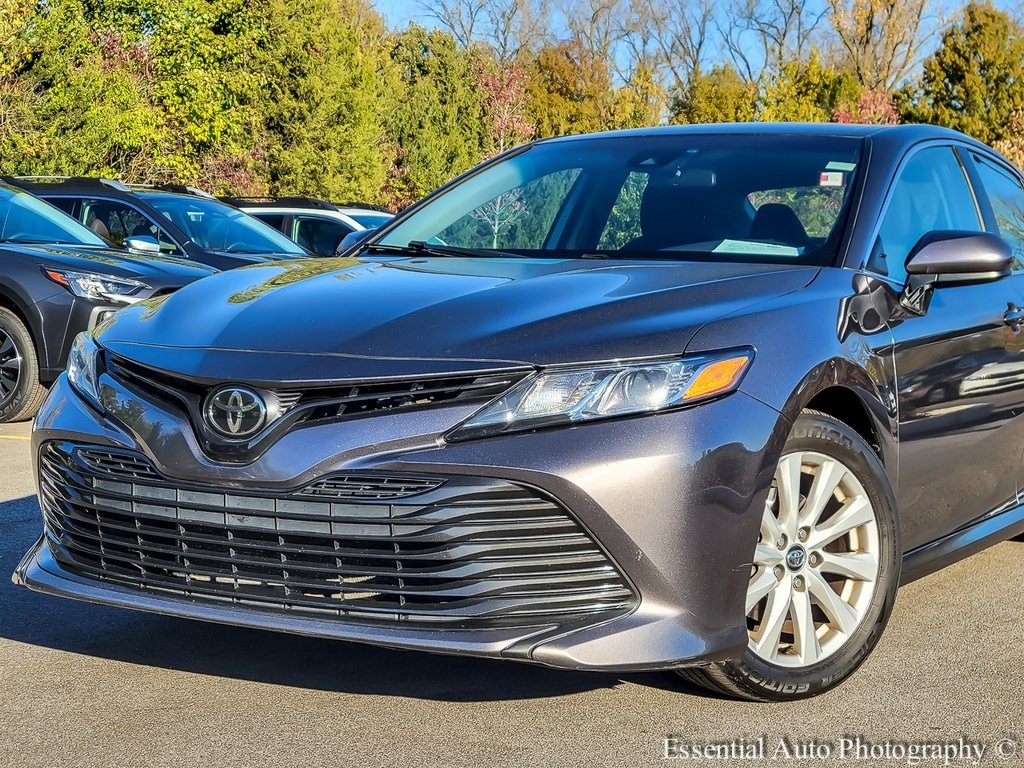 Used 2018 Toyota Camry LE with VIN 4T1B11HK1JU092727 for sale in Crown Point, IN