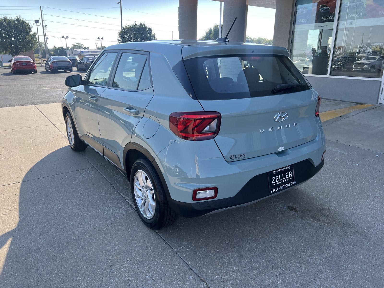 2025 Hyundai Venue SE photo 2
