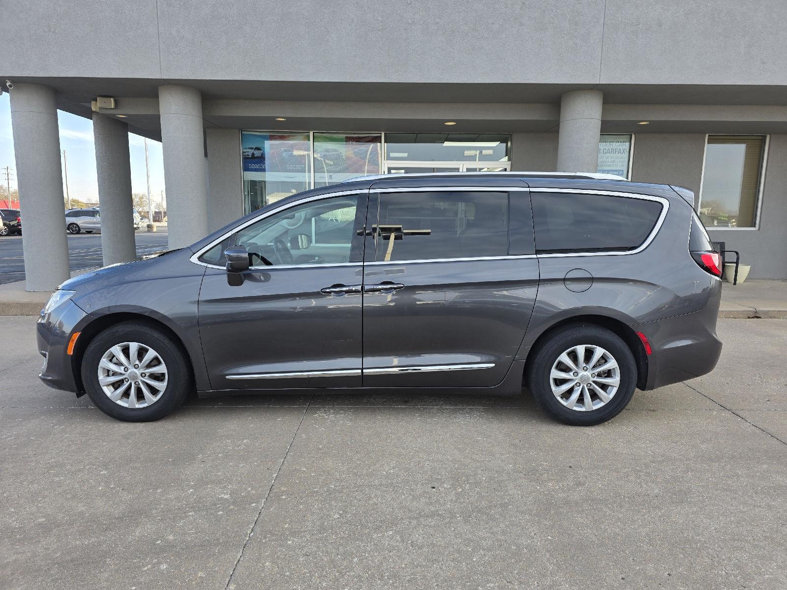 Used 2019 Chrysler Pacifica Touring L with VIN 2C4RC1BG2KR665683 for sale in Arkansas City, KS