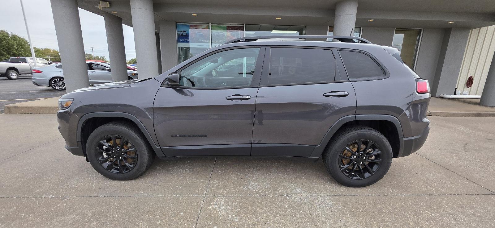 2023 Jeep Cherokee Altitude Lux photo 2
