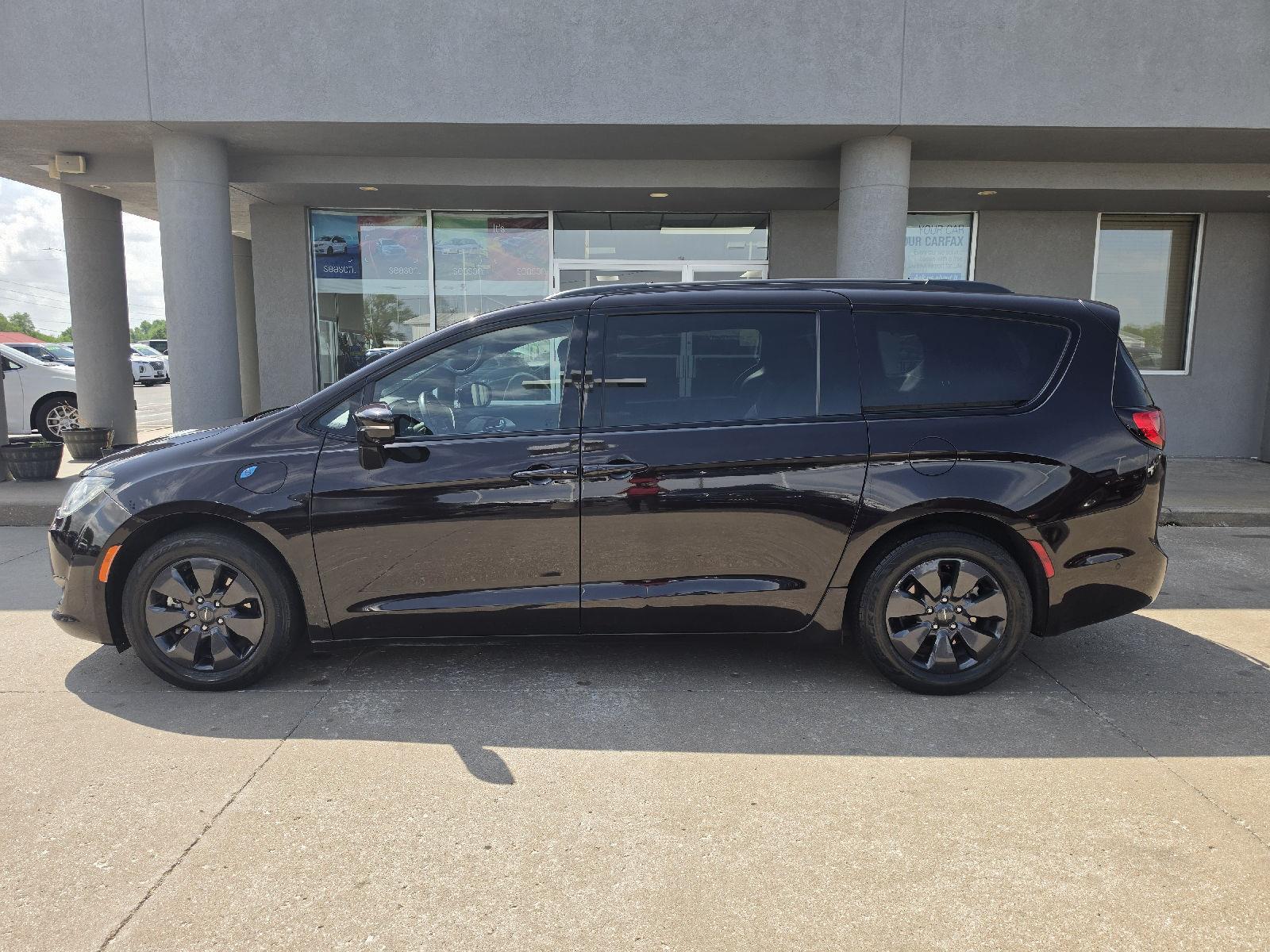Used 2019 Chrysler Pacifica Hybrid Limited with VIN 2C4RC1N73KR722274 for sale in Arkansas City, KS
