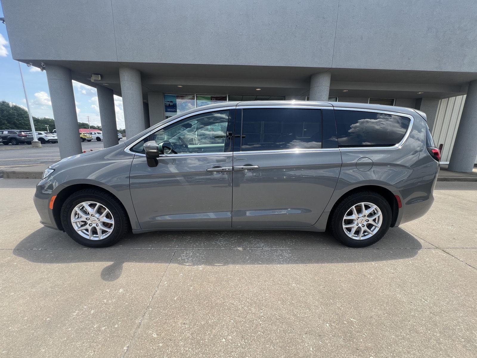 2023 Chrysler Pacifica Touring L photo 2