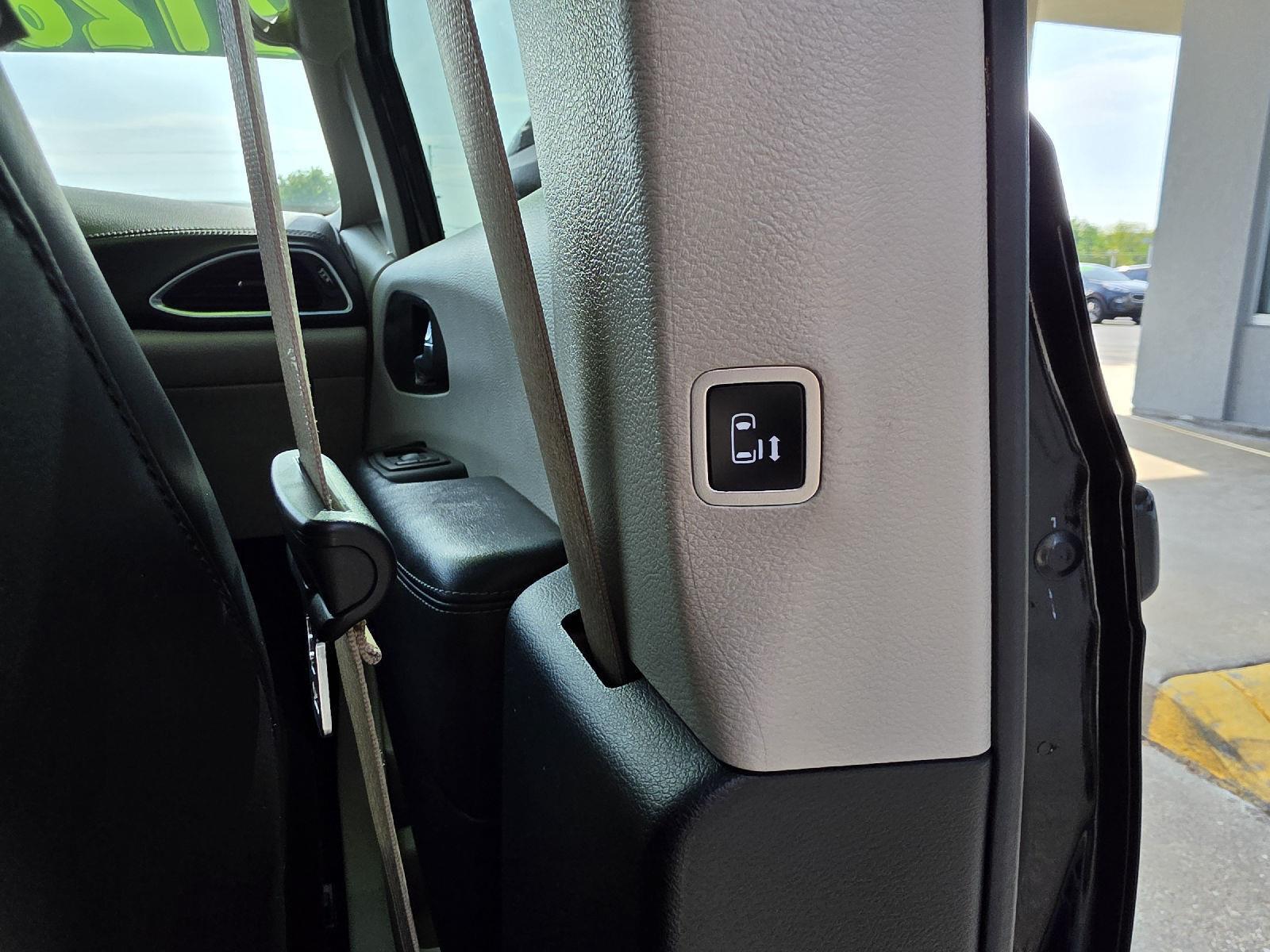 2020 Chrysler Pacifica Hybrid Limited - Photo 43