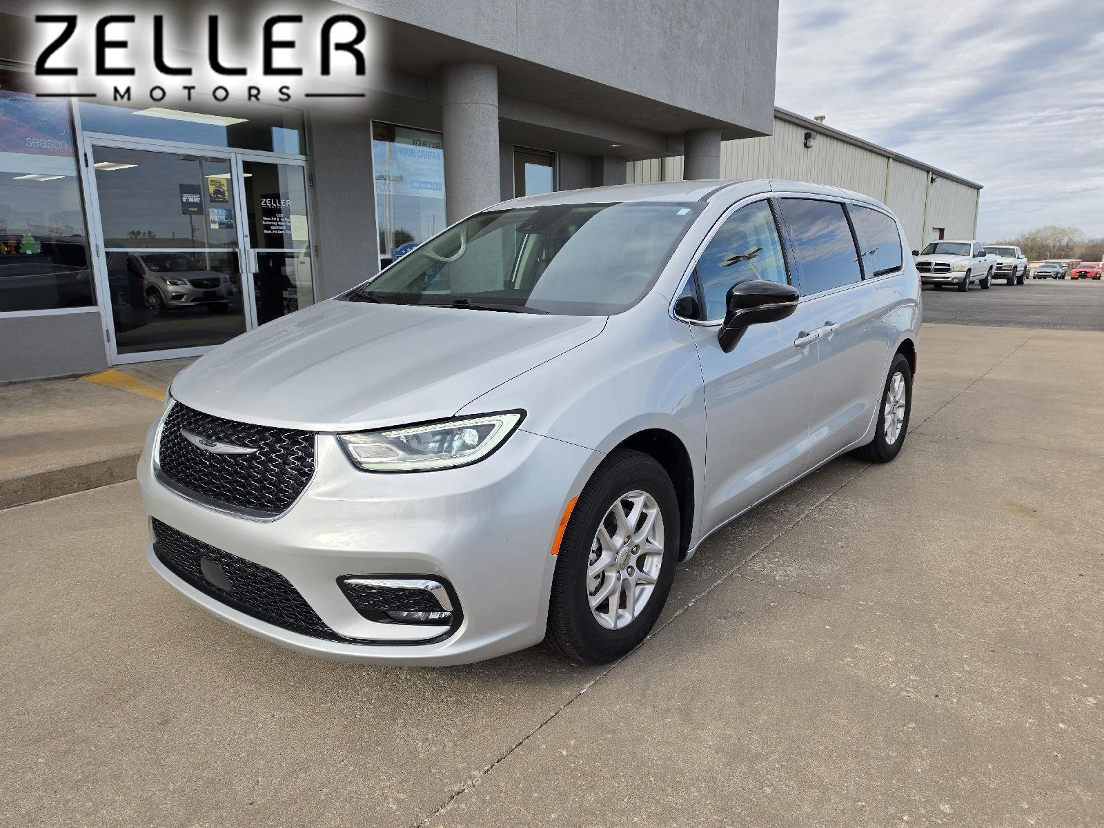 2024 Chrysler Pacifica Touring L's photo