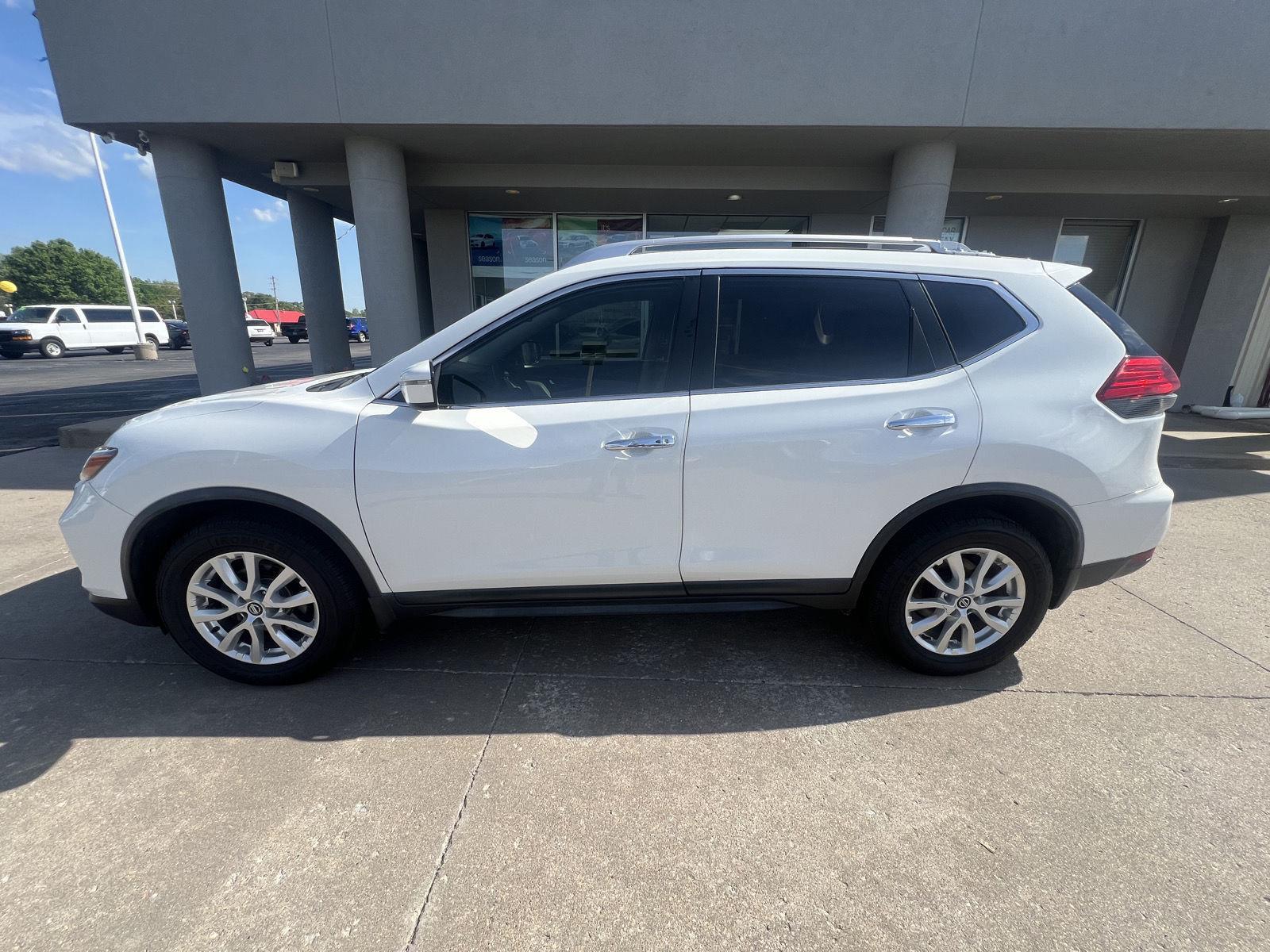 Used 2017 Nissan Rogue SV with VIN JN8AT2MV9HW006762 for sale in Arkansas City, KS
