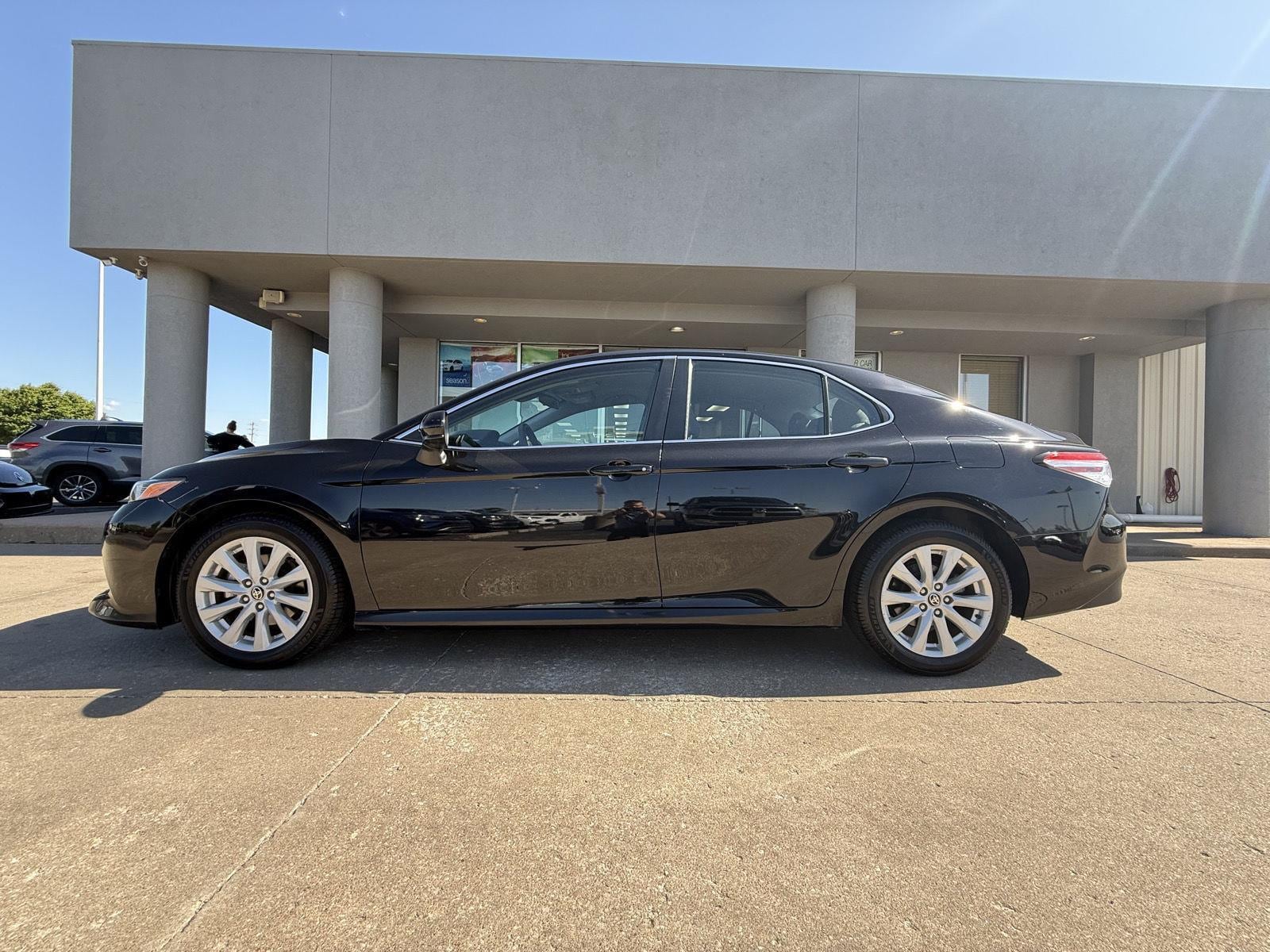 Used 2020 Toyota Camry LE with VIN 4T1C11AK3LU383974 for sale in Arkansas City, KS
