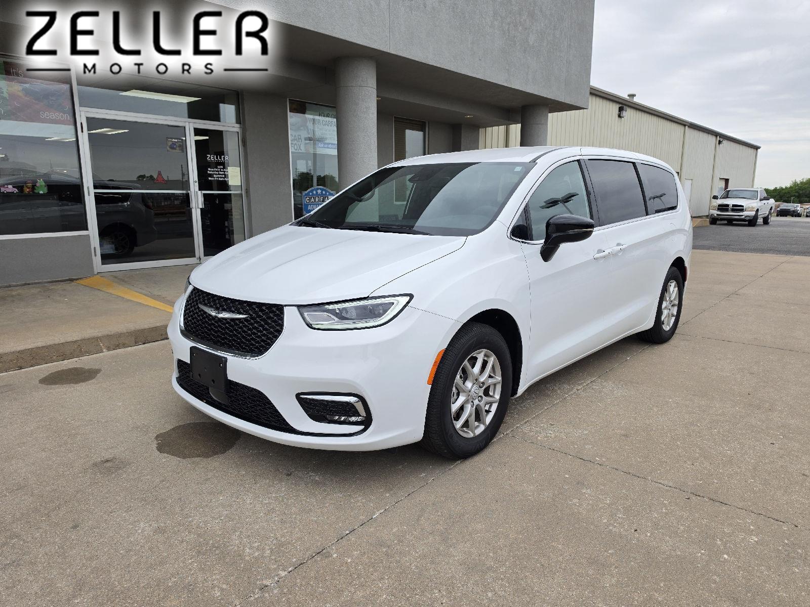 2025 Chrysler Pacifica Select's photo
