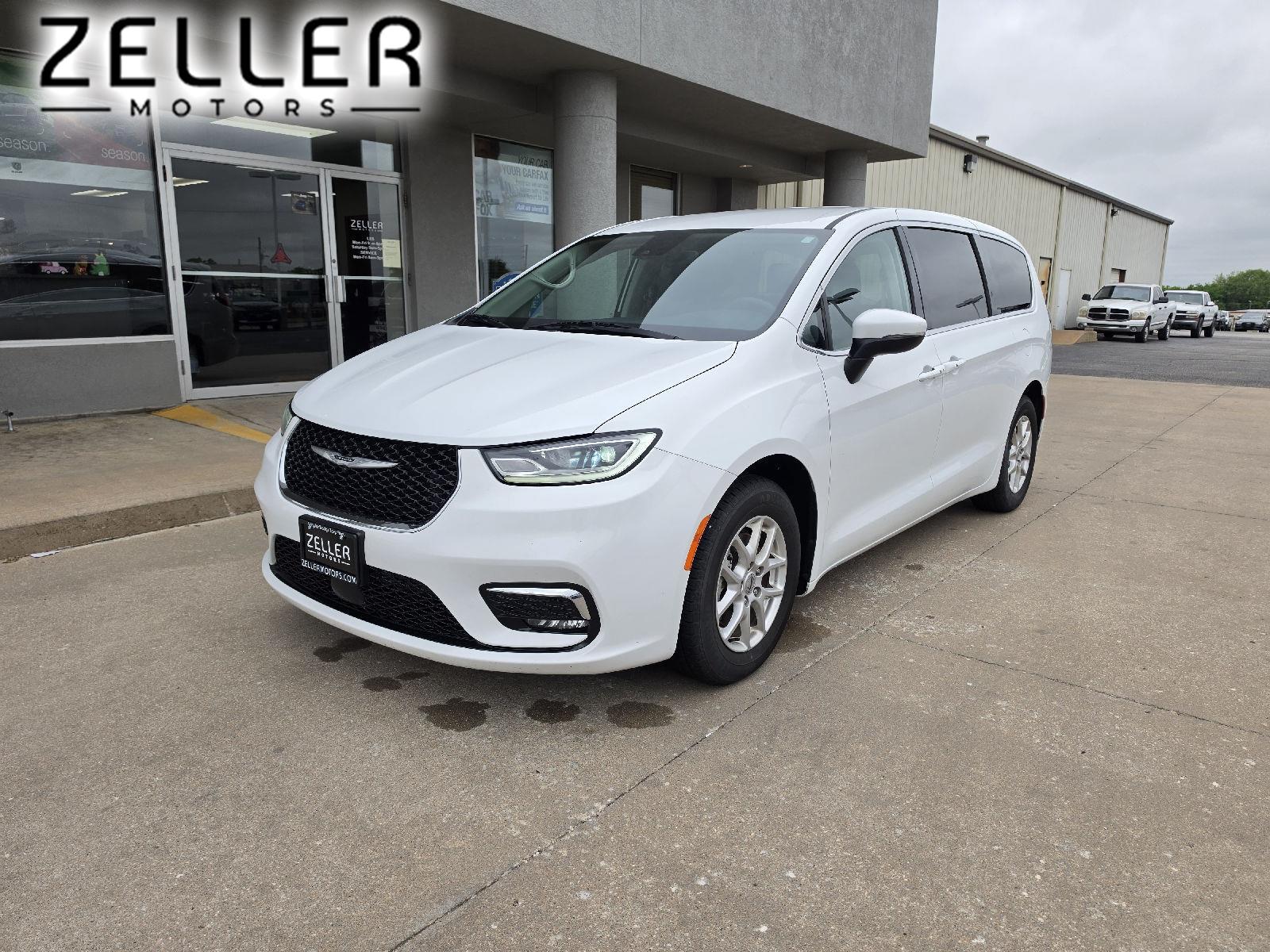 2023 Chrysler Pacifica Touring L's photo