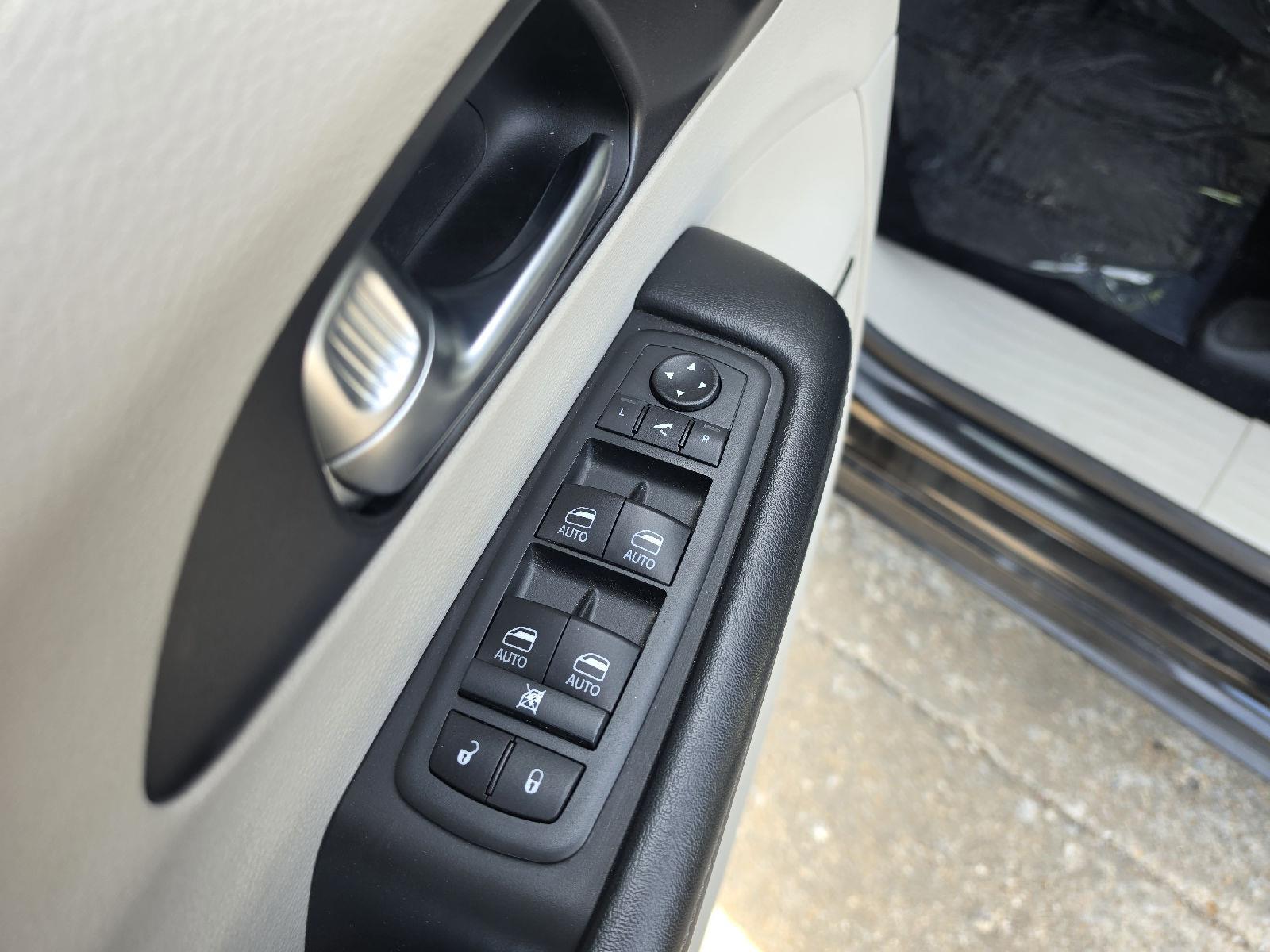 2020 Chrysler Pacifica Hybrid Limited - Photo 18