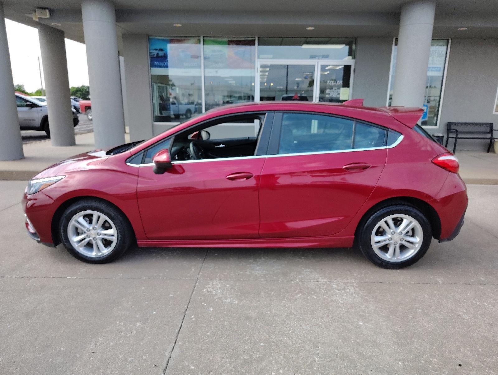 Used 2018 Chevrolet Cruze LT with VIN 3G1BE6SM5JS532439 for sale in Arkansas City, KS