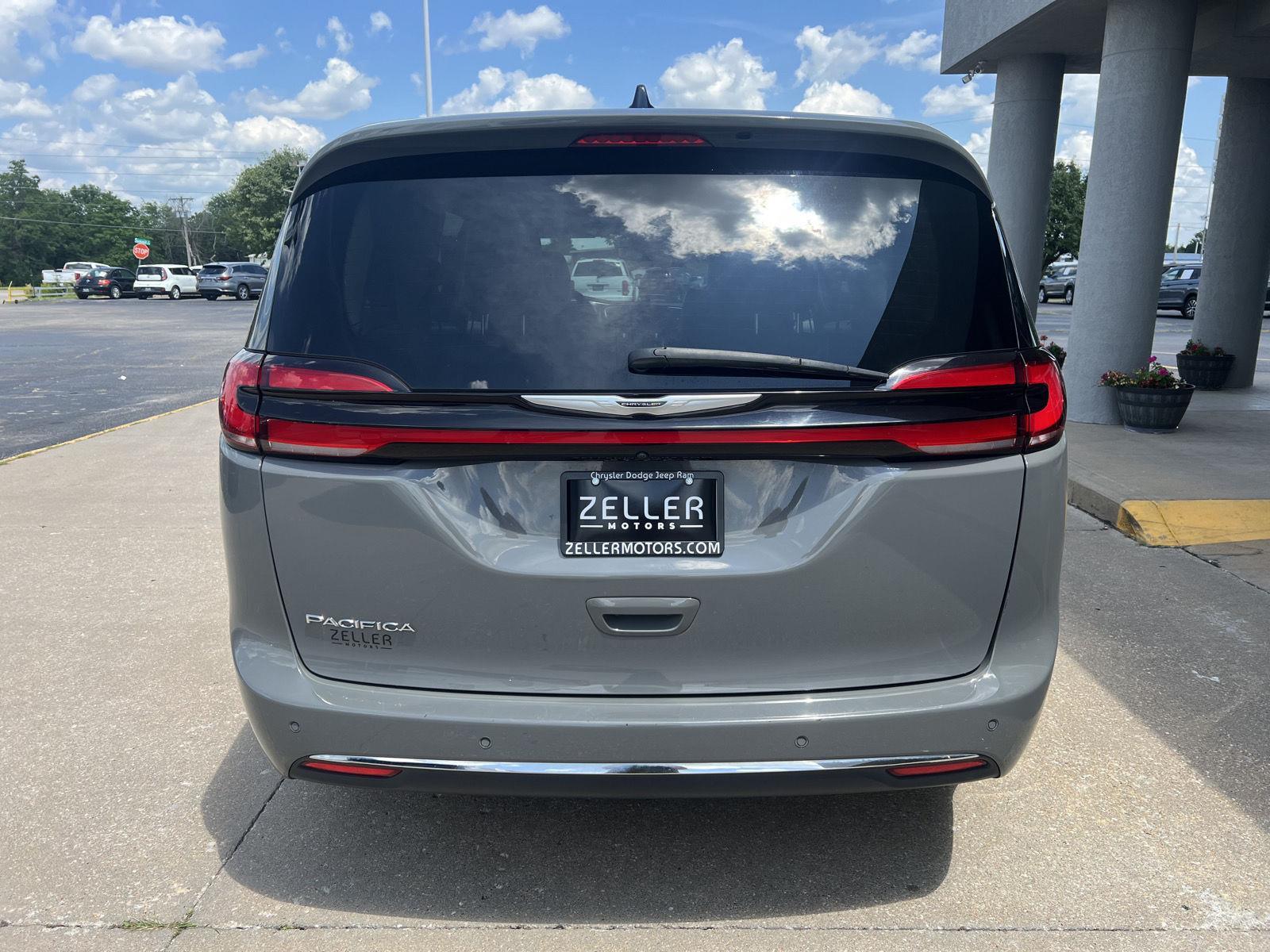 2023 Chrysler Pacifica Touring L photo 4