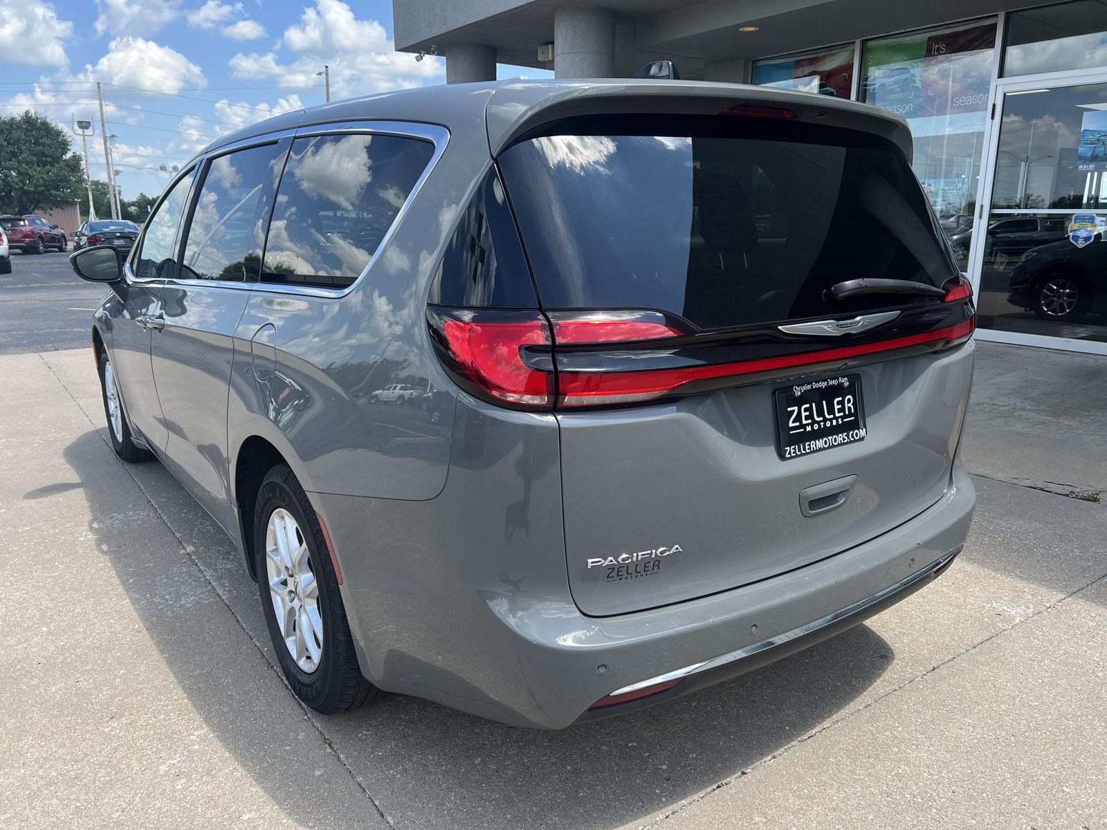 2023 Chrysler Pacifica Touring L photo 3