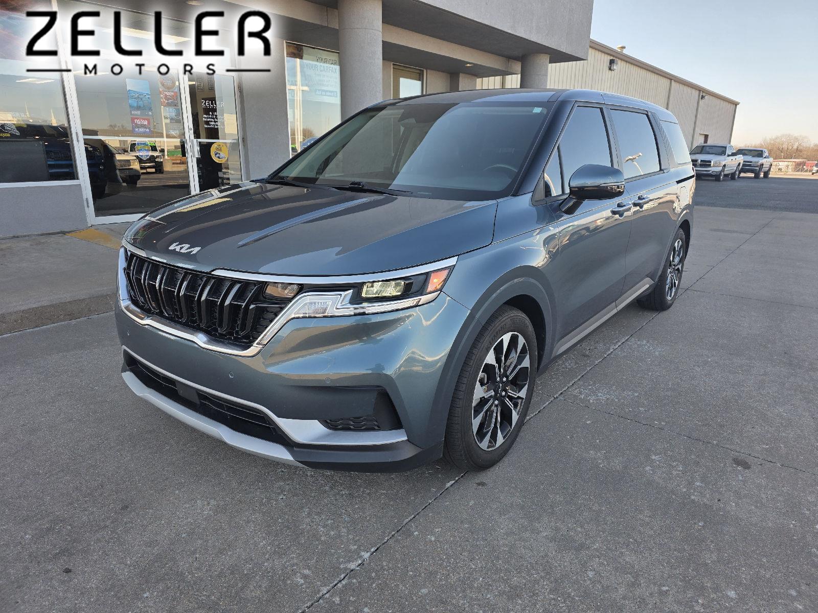 2022 Kia Carnival EX's photo