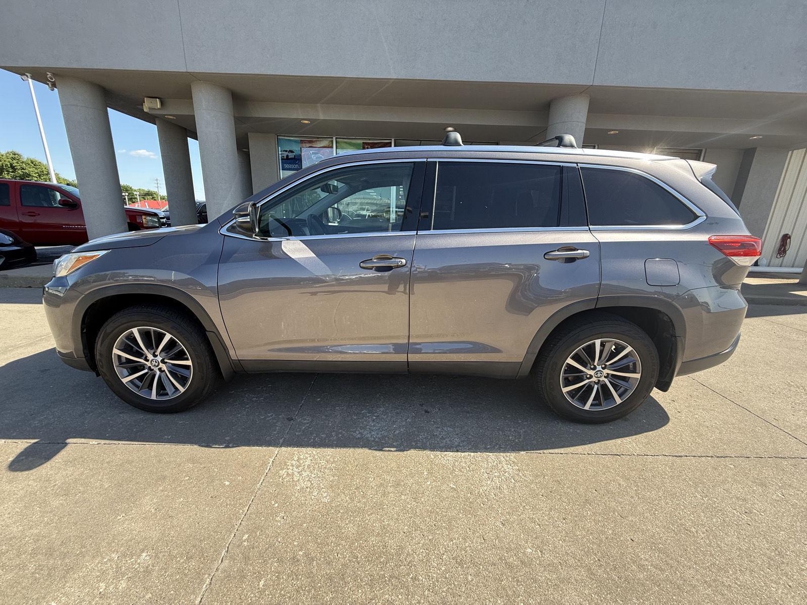 Used 2019 Toyota Highlander XLE with VIN 5TDJZRFH8KS579220 for sale in Arkansas City, KS