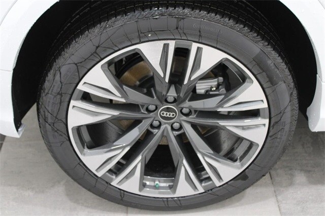 2025 Audi Q8 55 Premium Plus photo 3