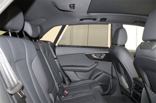 2025 Audi Q8 55 Premium Plus photo 4