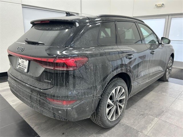 2025 Audi e-tron Premium photo 2