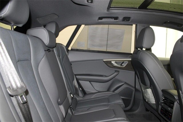 2025 Audi Q8 55 Premium Plus photo 4