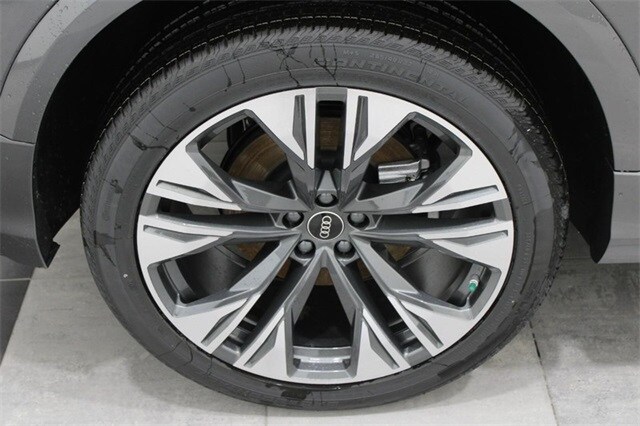 2025 Audi Q8 55 Premium Plus photo 3