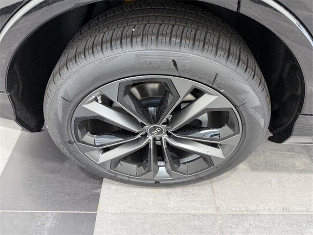 2025 Audi Q7 55 Premium Plus photo 3