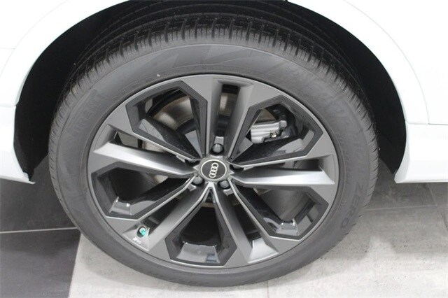 2025 Audi Q7 55 Premium Plus photo 3