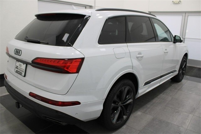 2025 Audi Q7 55 Premium Plus photo 2