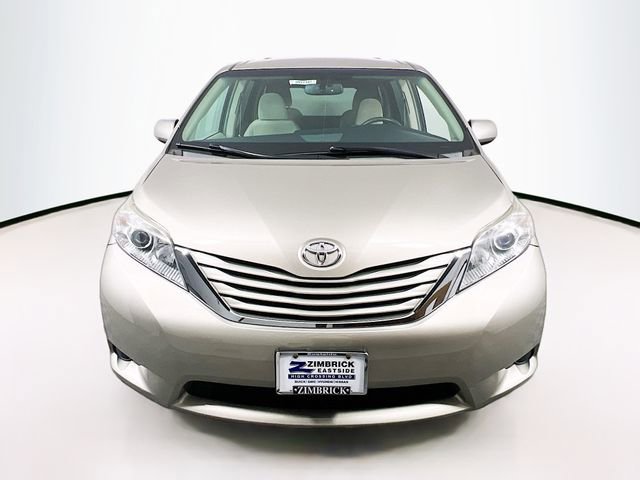 2017 Toyota Sienna LE photo 2