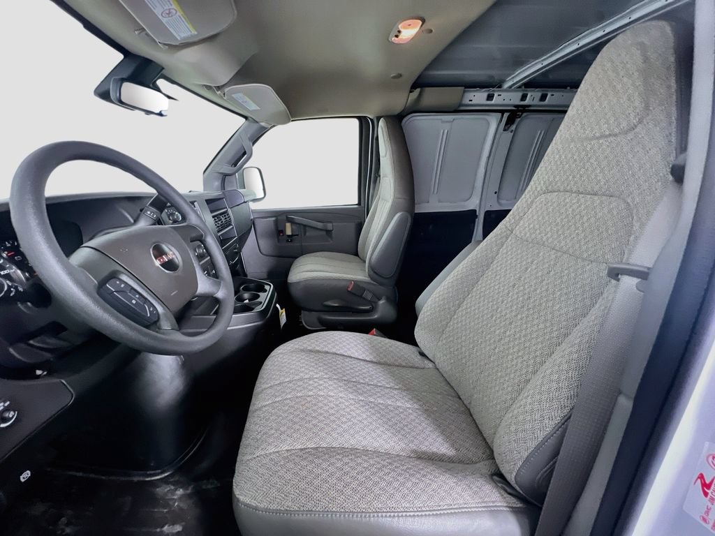 2025 GMC Savana Cargo Work Van - Photo 17