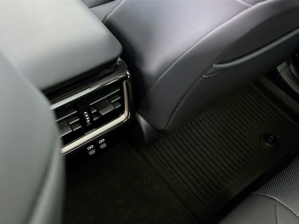 2025 Toyota Crown Signia Limited - Photo 25