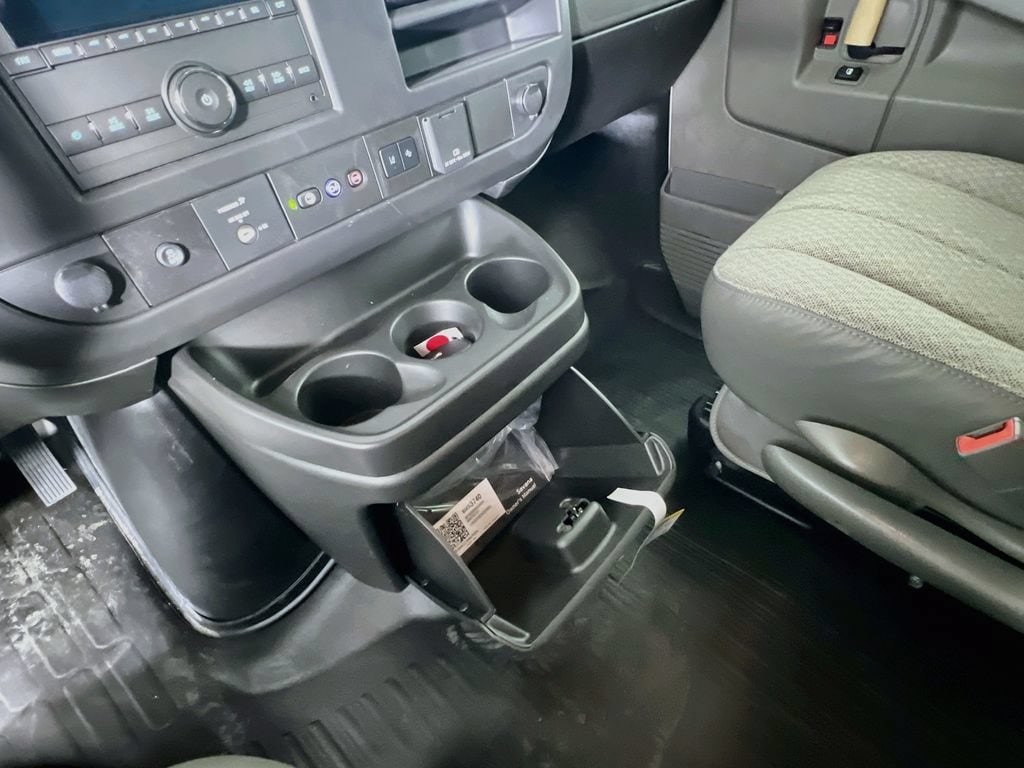 2025 GMC Savana Cargo Work Van - Photo 18
