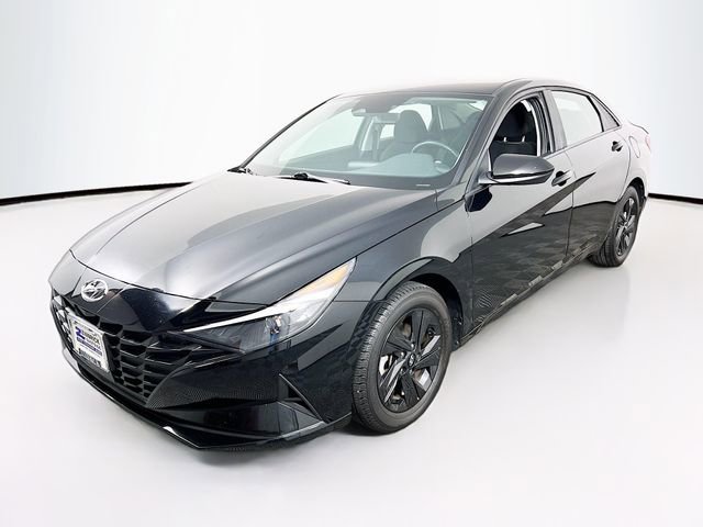 2022 Hyundai Elantra SEL Convenience photo 3
