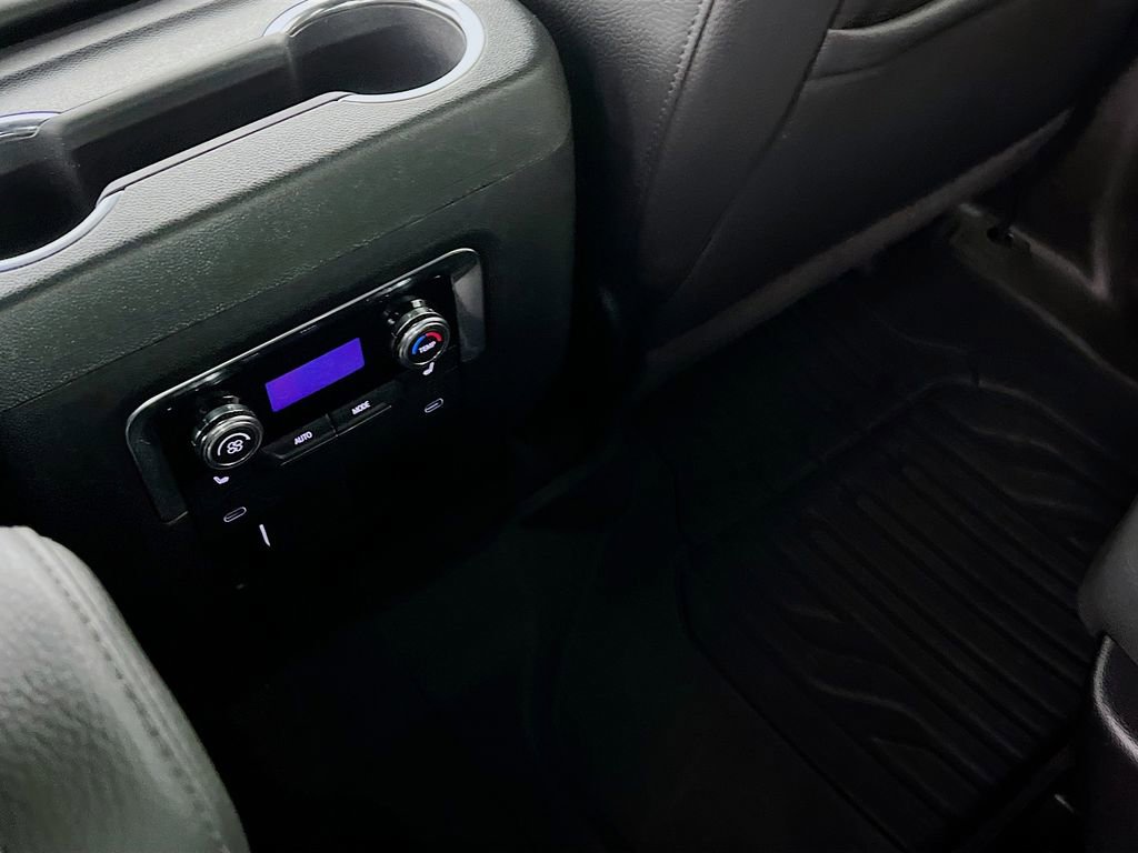 2025 GMC Yukon XL Denali - Photo 25