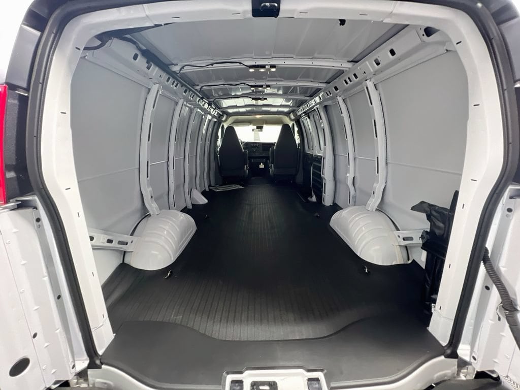 2025 GMC Savana Cargo Work Van - Photo 21