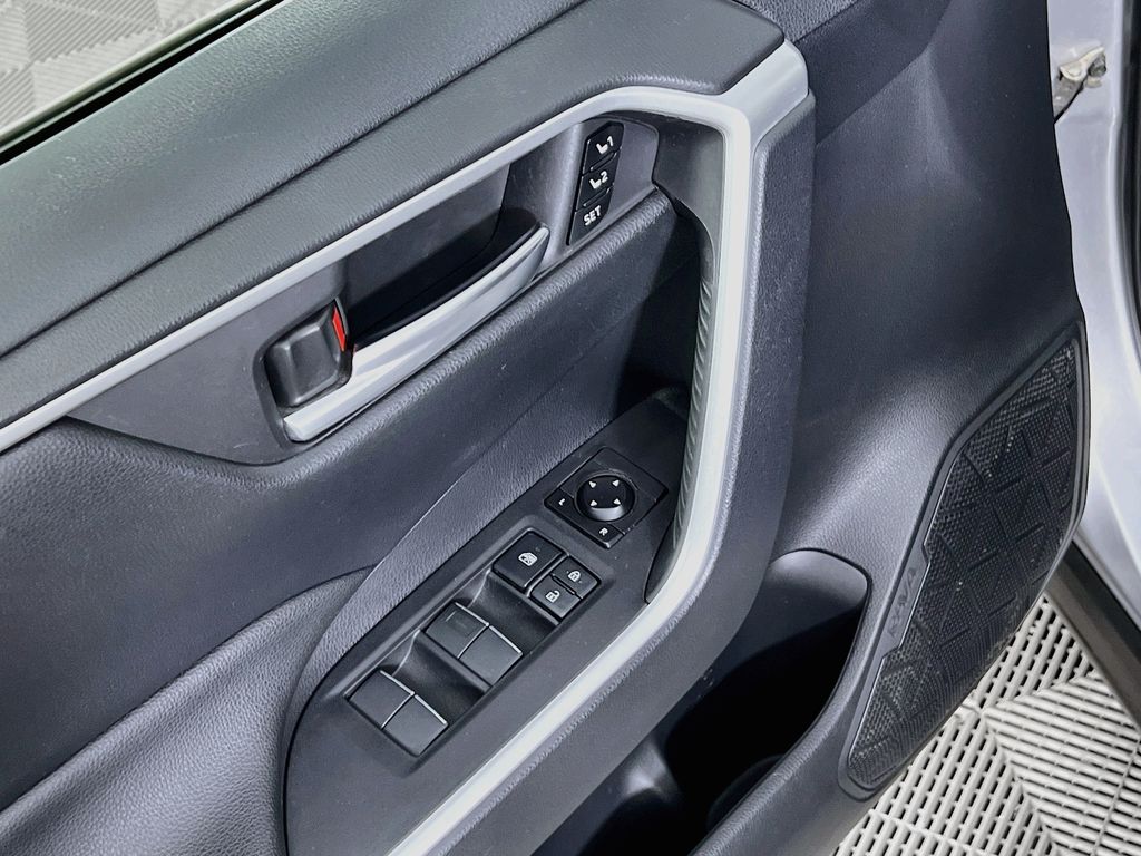 2019 Toyota RAV4 XLE Premium - Photo 16