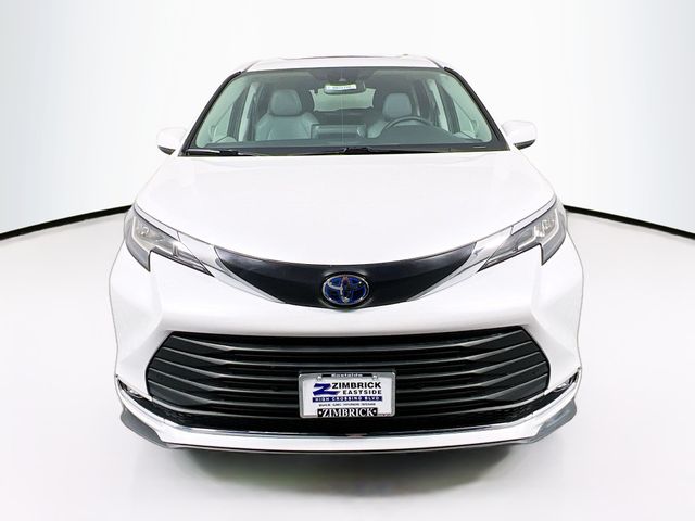 Used 2022 Toyota Sienna XLE with VIN 5TDJSKFC3NS062072 for sale in Madison, WI