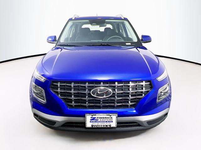 2025 Hyundai Venue SEL photo 2