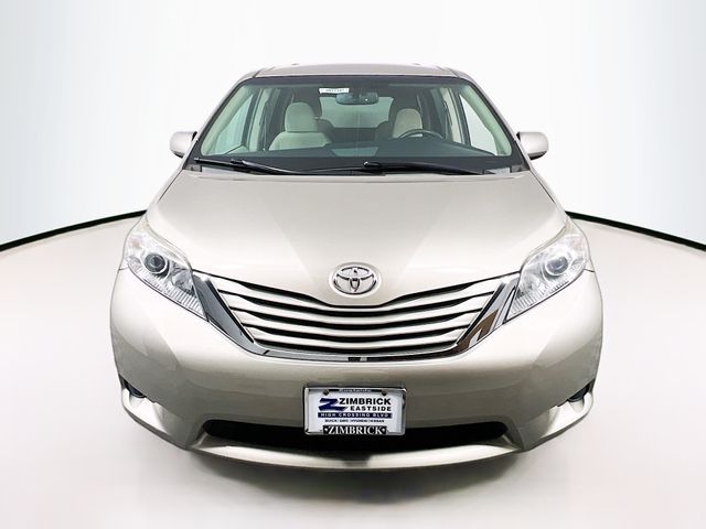 2017 Toyota Sienna LE photo 2