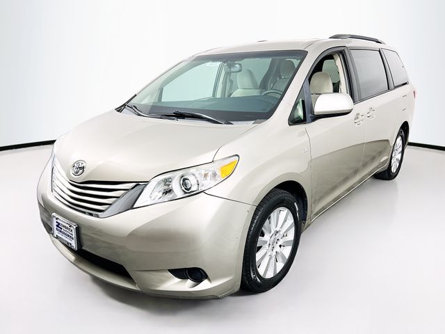 2017 Toyota Sienna LE photo 3