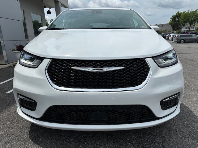 2023 Chrysler Pacifica Touring L photo 3