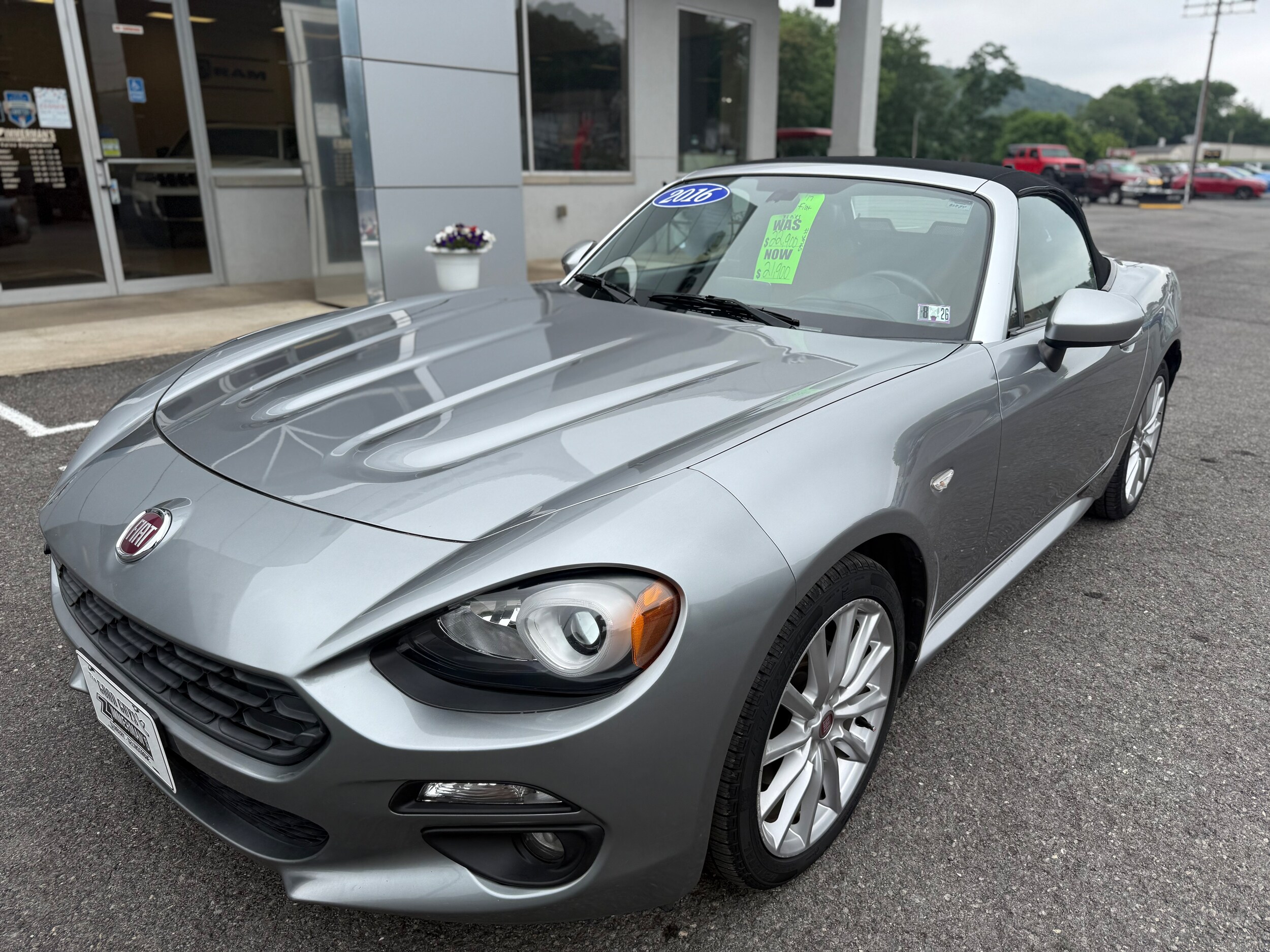 2017 Fiat 124 Spider Lusso photo 2